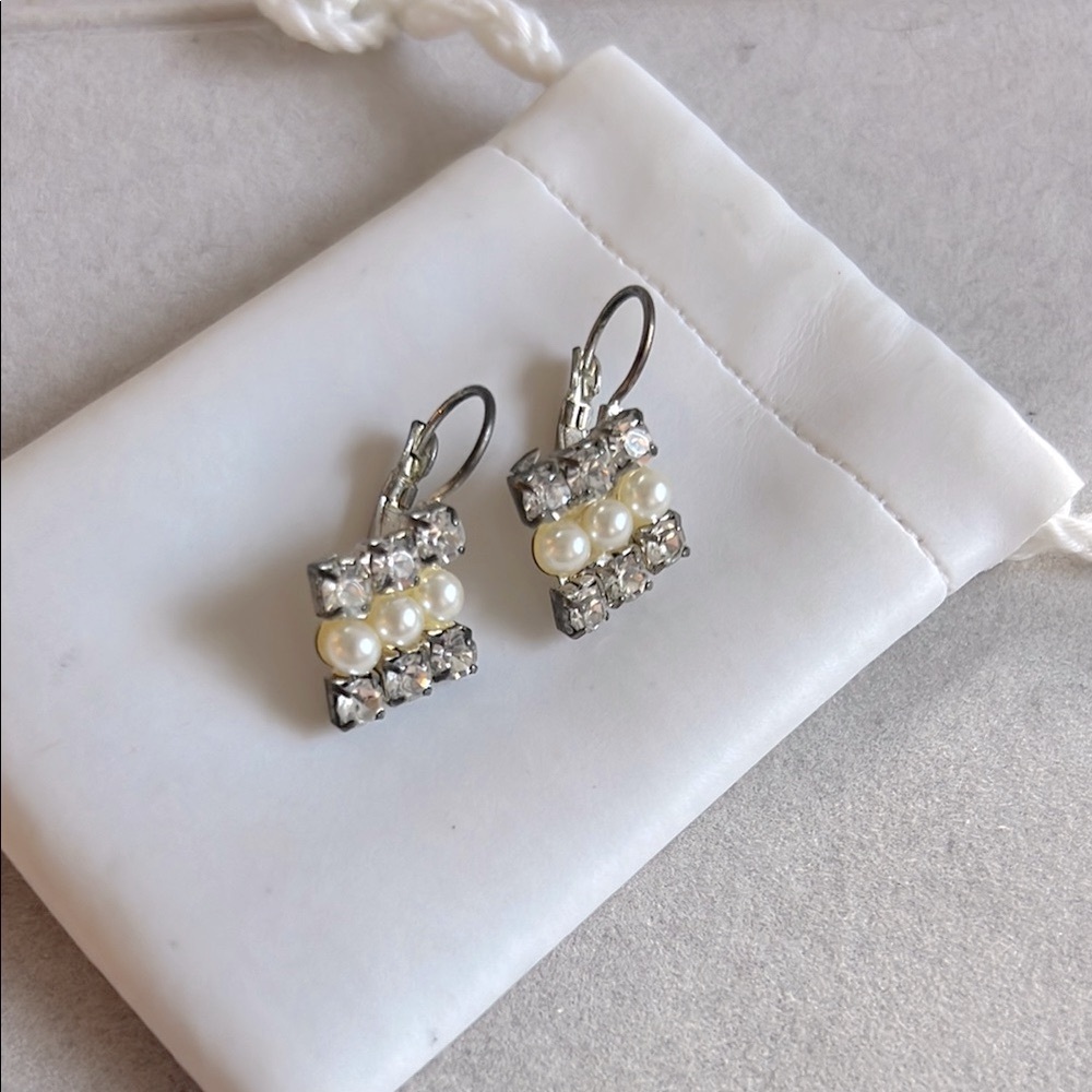 FREE w/ 🌻3/$25 bundle - Elegant Silver and Pearl Drop Earrings‎